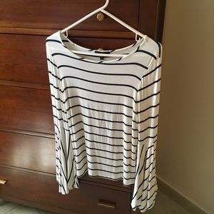 🎁 Alison Andrews Bell sleeves blouse 👌🎁